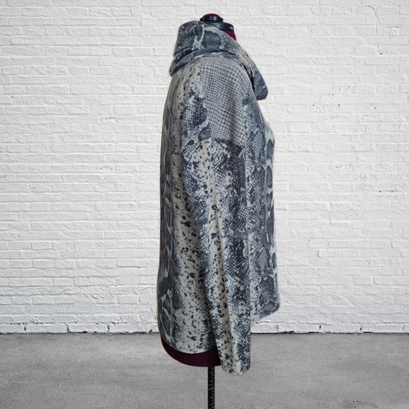 Cable & Gauge Black and White Snake Print Cowl Neck Turtleneck Sweater - Picture 5 of 14